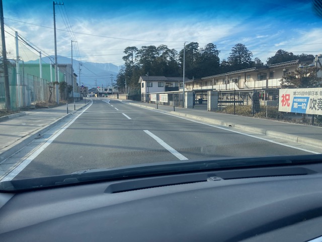 長野県豊科高校の前の舗装された道路